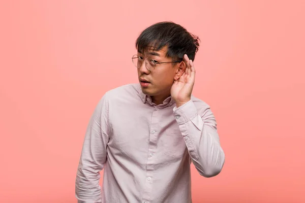 Young Chinese Man Try Listening Gossip — Stock Photo, Image