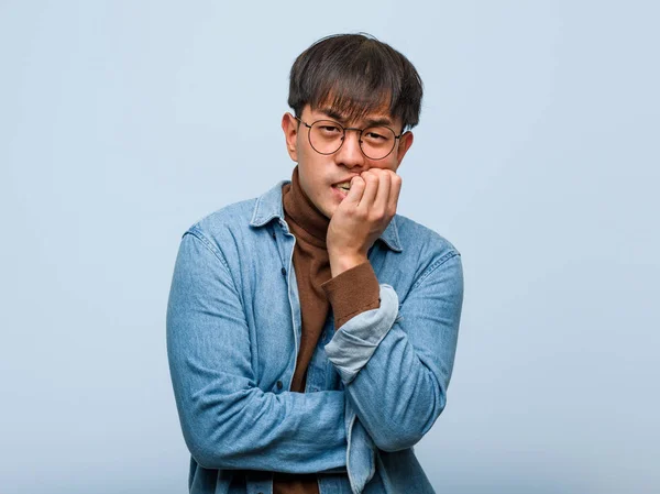 Junger Chinesischer Mann Beißt Nägel Nervös Und Sehr Ängstlich — Stockfoto