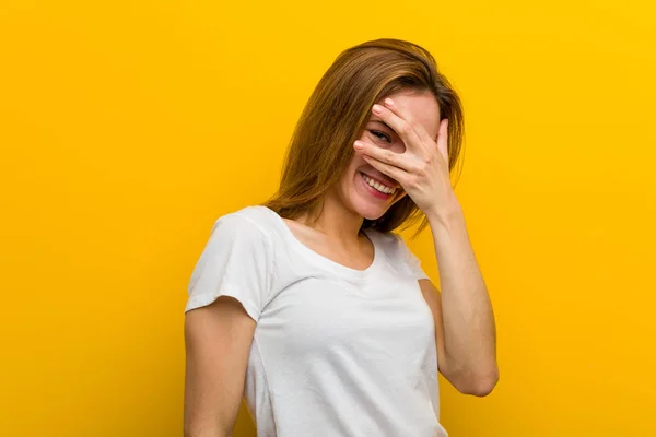 Jonge Natuurlijke Blanke Vrouw Knipperen Camera Door Haar Vingers Beschaamd — Stockfoto