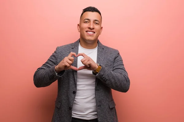 Jovem Homem Latino Elegante Fazendo Uma Forma Coração Com Mãos — Fotografia de Stock