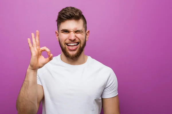 Junger Gutaussehender Kaukasischer Mann Zwinkert Und Hält Eine Okay Geste — Stockfoto