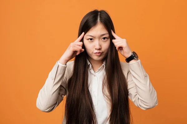 Jovem Mulher Chinesa Negócios Focada Uma Tarefa Mantendo Dedos Indicador — Fotografia de Stock