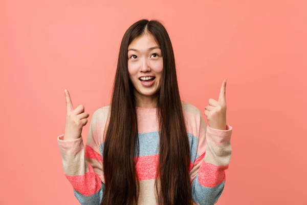 Young Cool Chinese Woman Indicates Both Fore Fingers Showing Blank — 스톡 사진