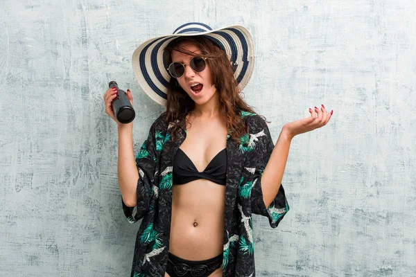Genç Avrupalı Kadın Bikini Giyiyor Bira Içiyor — Stok fotoğraf
