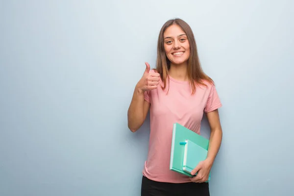 Ung Söt Kaukasisk Kvinna Ler Och Höjer Tummen Upp Hon — Stockfoto