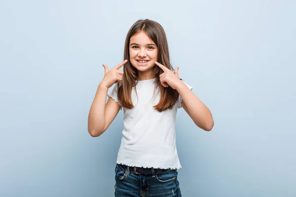 Menina Bonito Sorri Apontando Dedos Para Boca — Fotografia de Stock