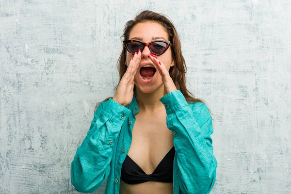 Bikini Giyen Genç Avrupalı Kadın Heyecanla Bağırıyor — Stok fotoğraf