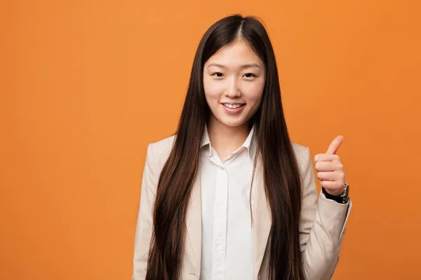 Junge Business Chinesin Lächelt Und Hebt Den Daumen — Stockfoto