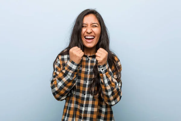 Jonge Coole Indiaanse Vrouw Juichen Zorgeloos Opgewonden Overwinningsconcept — Stockfoto