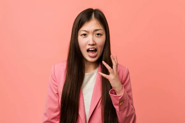 Junge Business Chinesin Trägt Rosa Anzug Schreit Vor Wut — Stockfoto