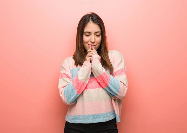 Giovane Donna Carina Pregando Molto Felice Fiducioso — Foto Stock