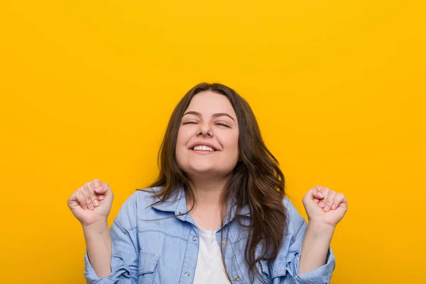 Молоді Пишні Плюс Розмір Жінки Піднімає Кулак Відчуває Себе Щасливим — стокове фото