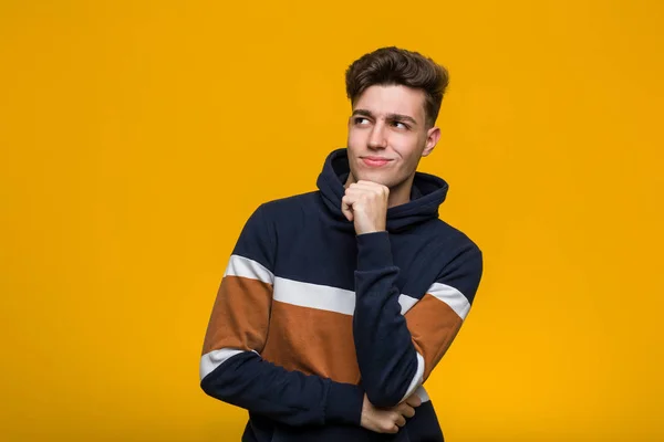 Jonge Coole Man Draagt Een Hoodie Houdt Handen Onder Kin — Stockfoto