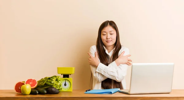 Jovem Nutricionista Mulher Chinesa Trabalhando Com Seu Laptop Abraça Mesmo — Fotografia de Stock