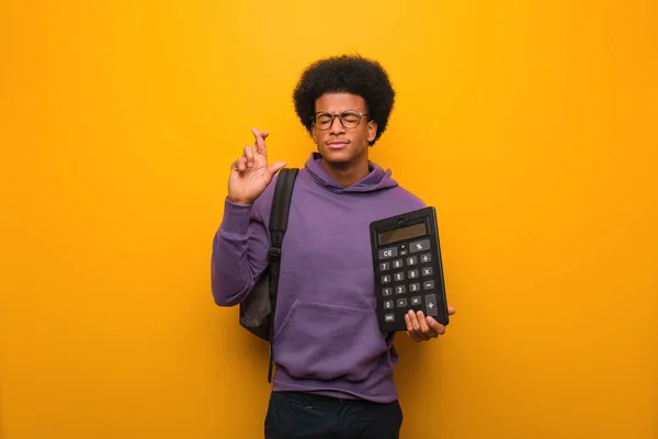 Jovem Estudante Afro Americano Segurando Uma Calculadora Cruzando Dedos Para — Fotografia de Stock