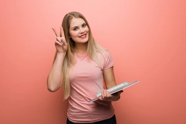 Jeune Jolie Fille Russe Amusant Heureux Faire Geste Victoire Elle — Photo