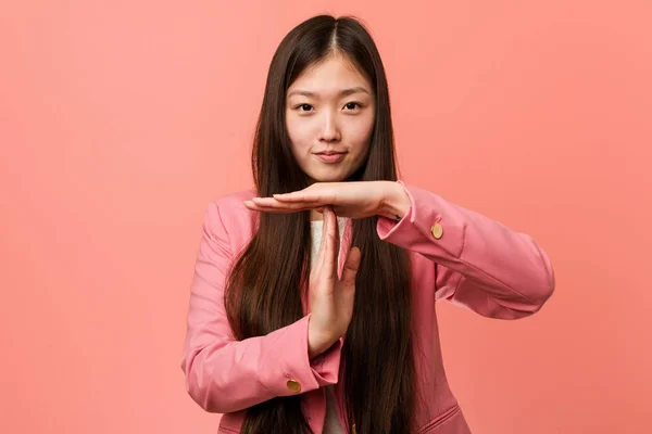 Junge Business Chinesin Rosafarbenen Anzug Mit Einer Auszeit Geste — Stockfoto