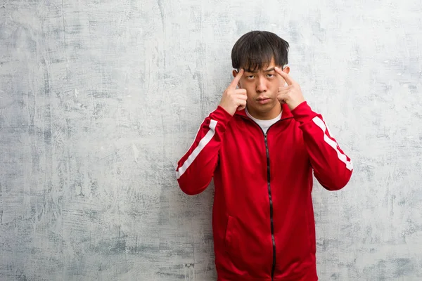 Joven Deporte Fitness Chino Haciendo Gesto Concentración —  Fotos de Stock