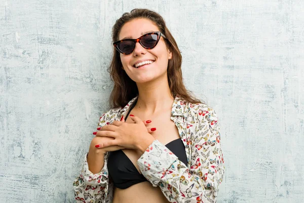 Bikini Giyen Genç Avrupalı Kadın Gülüyor Ellerini Kalbinde Mutluluk Kavramında — Stok fotoğraf