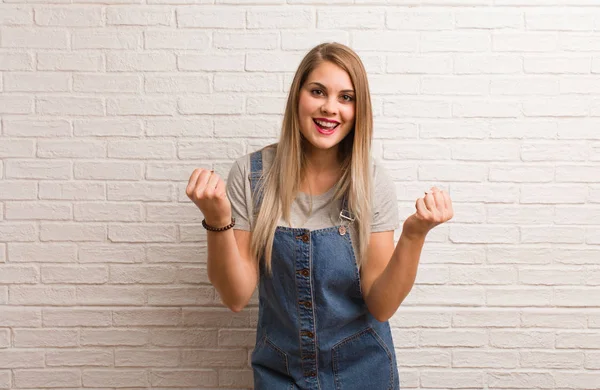 Jovem Russa Hipster Mulher Surpreso Chocado — Fotografia de Stock