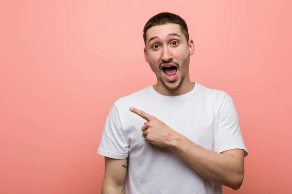 Jonge Casual Man Wijst Naar Zijkant — Stockfoto