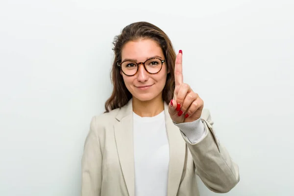 Mladá Evropská Podnikatelka Ukazující Číslo Jedna Prstem — Stock fotografie