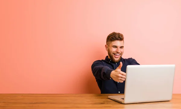 Jongeman Werkt Met Zijn Laptop Met Duim Ups Proost Iets — Stockfoto