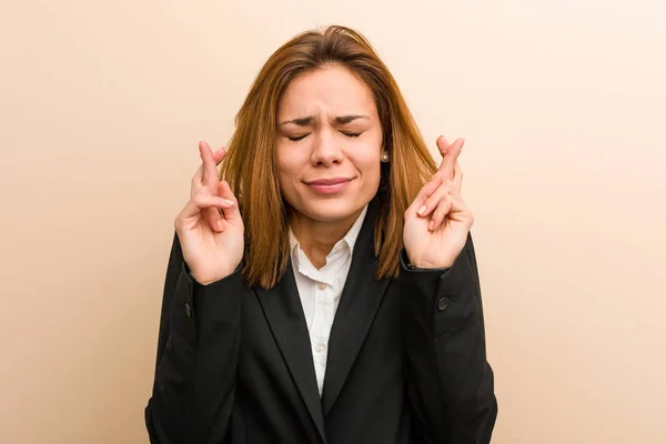 Junge Kaukasische Geschäftsfrau Drückt Daumen Dass Sie Glück Hat — Stockfoto