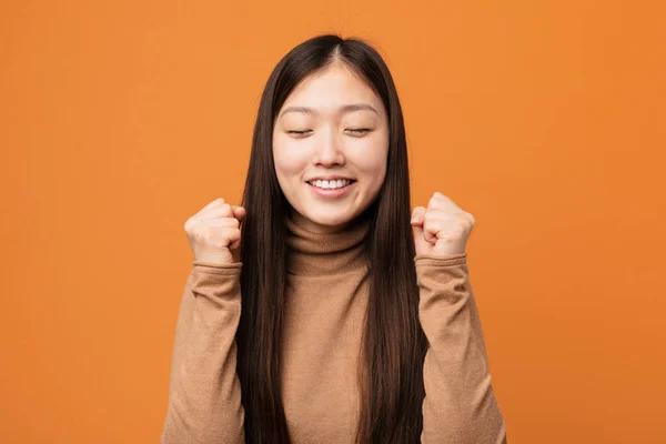 Jovem Mulher Chinesa Bonita Levantando Punho Sentindo Feliz Bem Sucedido — Fotografia de Stock
