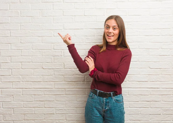 Jeune Femme Cool Sur Mur Briques Pointant Vers Côté Avec — Photo