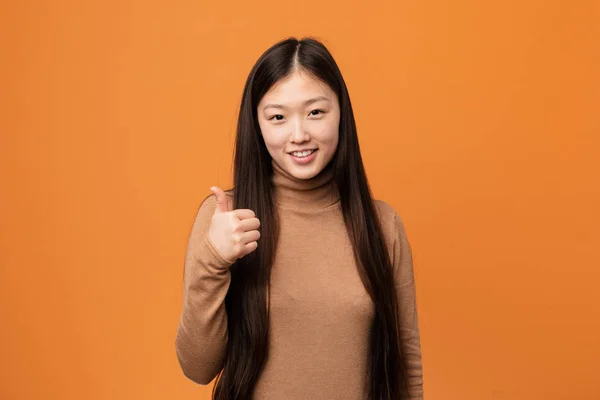 Junge Hübsche Chinesin Lächelt Und Hebt Den Daumen — Stockfoto