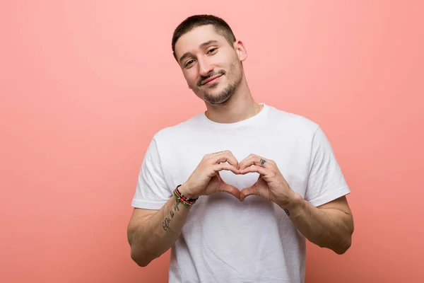 Jovem Homem Casual Sorrindo Mostrando Uma Forma Coração Com Mãos — Fotografia de Stock