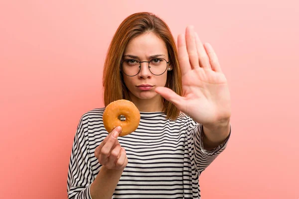 Mujer Joven Sosteniendo Una Rosquilla Pie Con Mano Extendida Mostrando —  Fotos de Stock