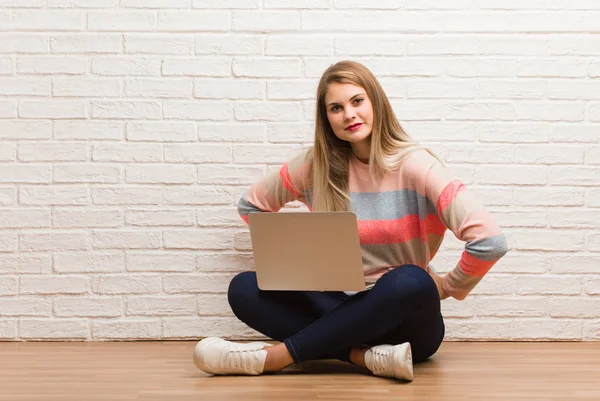 Joven Estudiante Rusa Sentada Regañando Alguien Muy Enojado — Foto de Stock