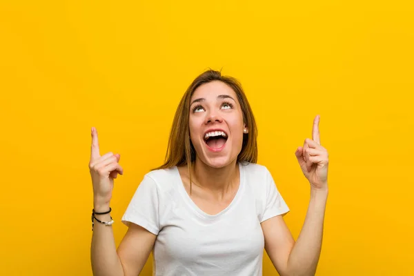 Young Natural Caucasian Woman Indicates Both Fore Fingers Showing Blank — ストック写真