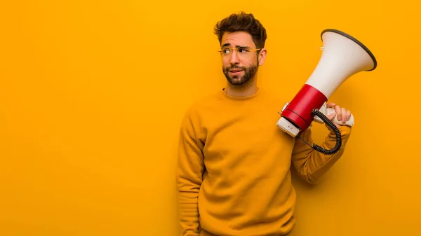 Unge Man Med Megafon Tänker Idé — Stockfoto