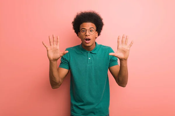 Jovem Afro Americano Sobre Uma Parede Cor Rosa Mostrando Número — Fotografia de Stock