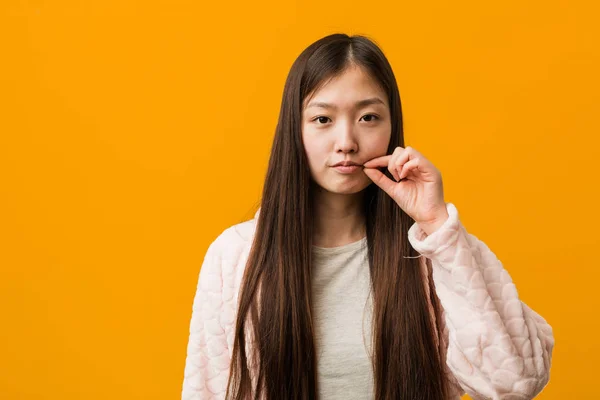 Joven Mujer China Pijama Con Los Dedos Los Labios Manteniendo —  Fotos de Stock