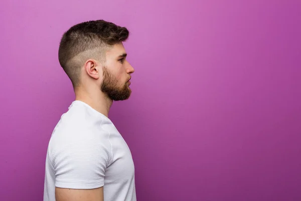 Young Handsome Caucasian Man Gazing Left Sideways Pose — Stock Photo, Image