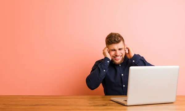 Jongeman Werkt Met Zijn Laptop Oren Bedekken Met Zijn Handen — Stockfoto