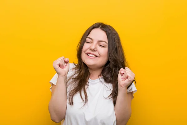 Jonge Ronding Size Vrouw Opvoeden Vuist Het Gevoel Gelukkig Succesvol — Stockfoto