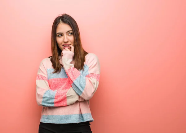 Jonge Leuke Vrouw Ontspannen Denken Iets Zoek Naar Een Kopieerruimte — Stockfoto