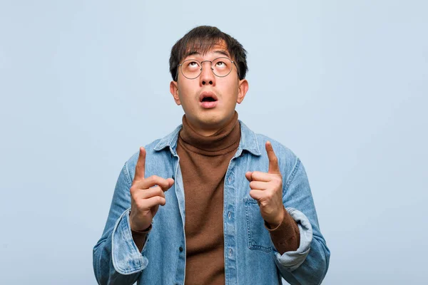 Fiatal Kínai Férfi Meglepődött Hogy Mutatott Valamit — Stock Fotó