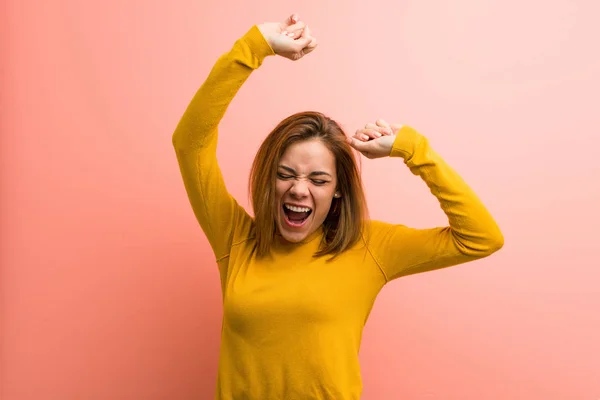 Jeune Jolie Jeune Femme Célébrant Jour Spécial Saute Lève Les — Photo