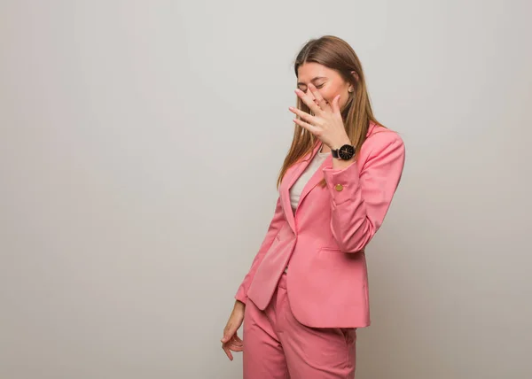 Joven Negocio Ruso Chica Avergonzado Riendo Mismo Tiempo — Foto de Stock