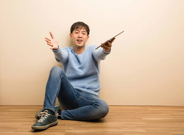 Joven Hombre Chino Sentado Usando Tableta Muy Feliz Dando Abrazo —  Fotos de Stock