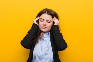 Genç ve beyaz iş kadını şakaklara dokunuyor ve baş ağrısı çekiyor..