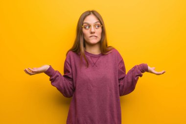 Genç rahat kadın karışık ve şüpheli