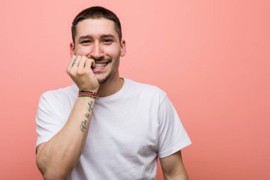 Tırnak yiyen, gergin ve endişeli genç bir adam..