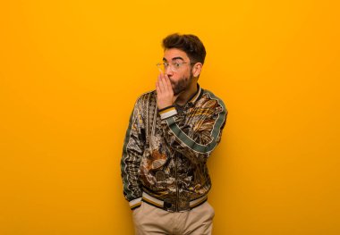 Genç serin dedikodu tona fısıldayan adam